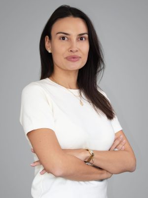 neckerfinance-_0008_Lola Mabillon couleur